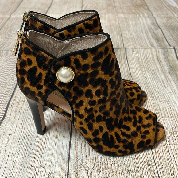 NEW Louise et Cie Illisa Leopard Peep Toe Bootie Heels Sz 5.5 - Picture 4 of 11